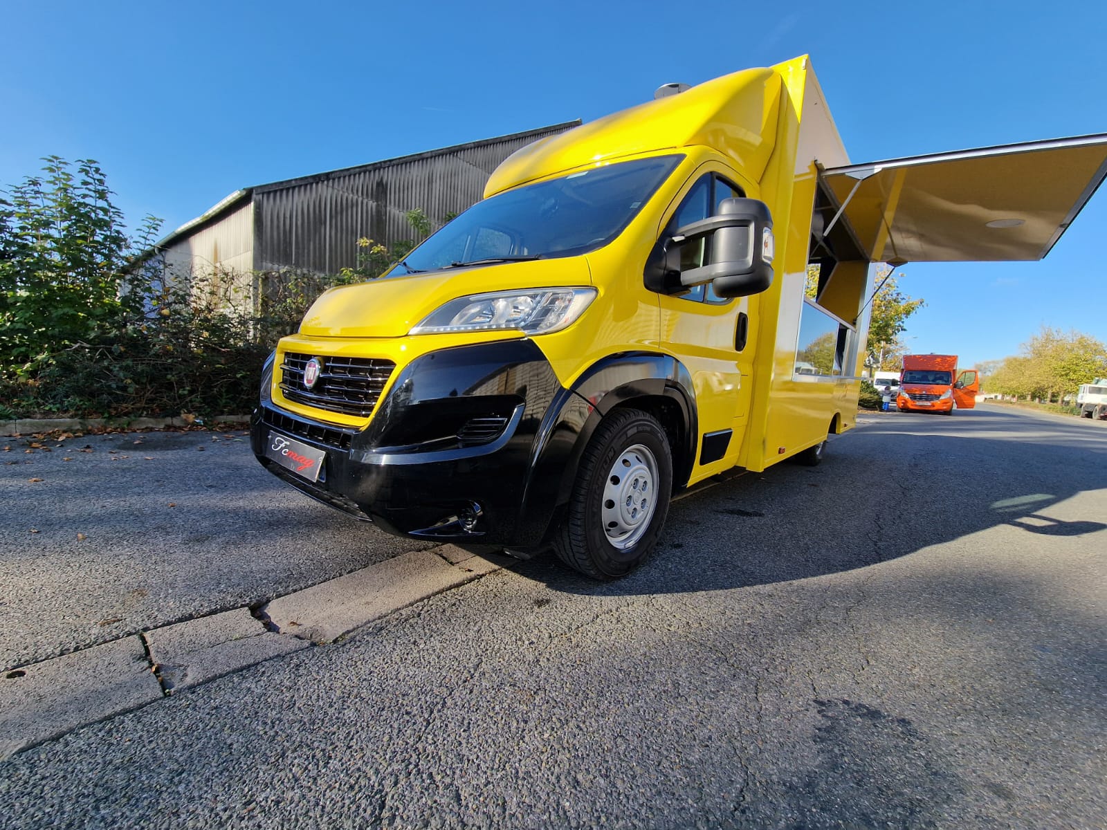 Camion Pizza Jaune : Votre Solution Mobile pour des Pizzas Parfaites au Four à Gaz