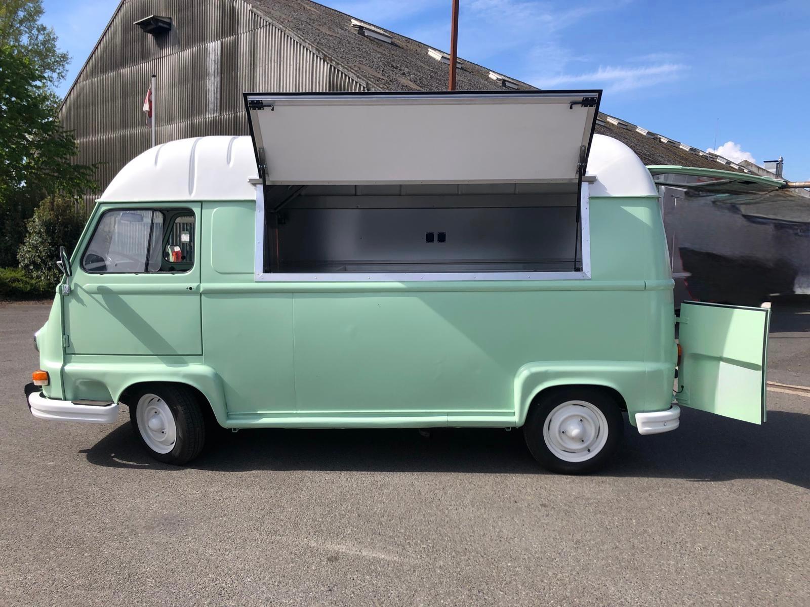 Estafette RENAUT Ouverture latérale et aménagement type snacking