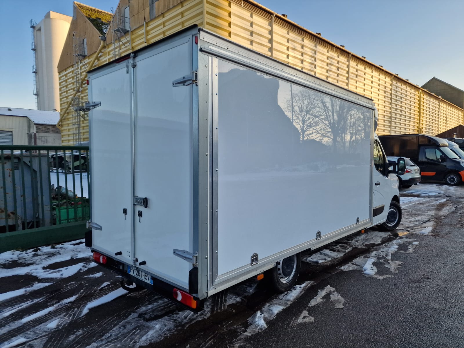 Camion mobile vide avec ouverture latérale