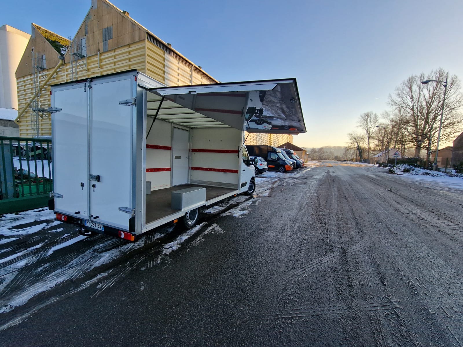 Camion mobile vide avec ouverture latérale