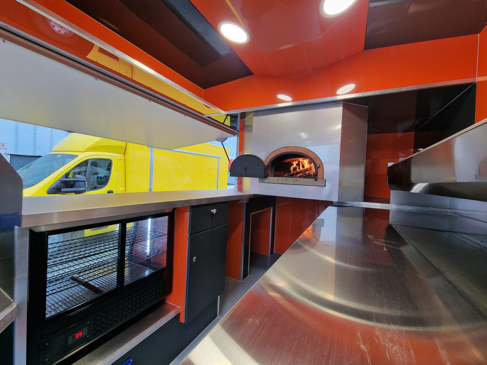 Camion Pizza au Four à Bois