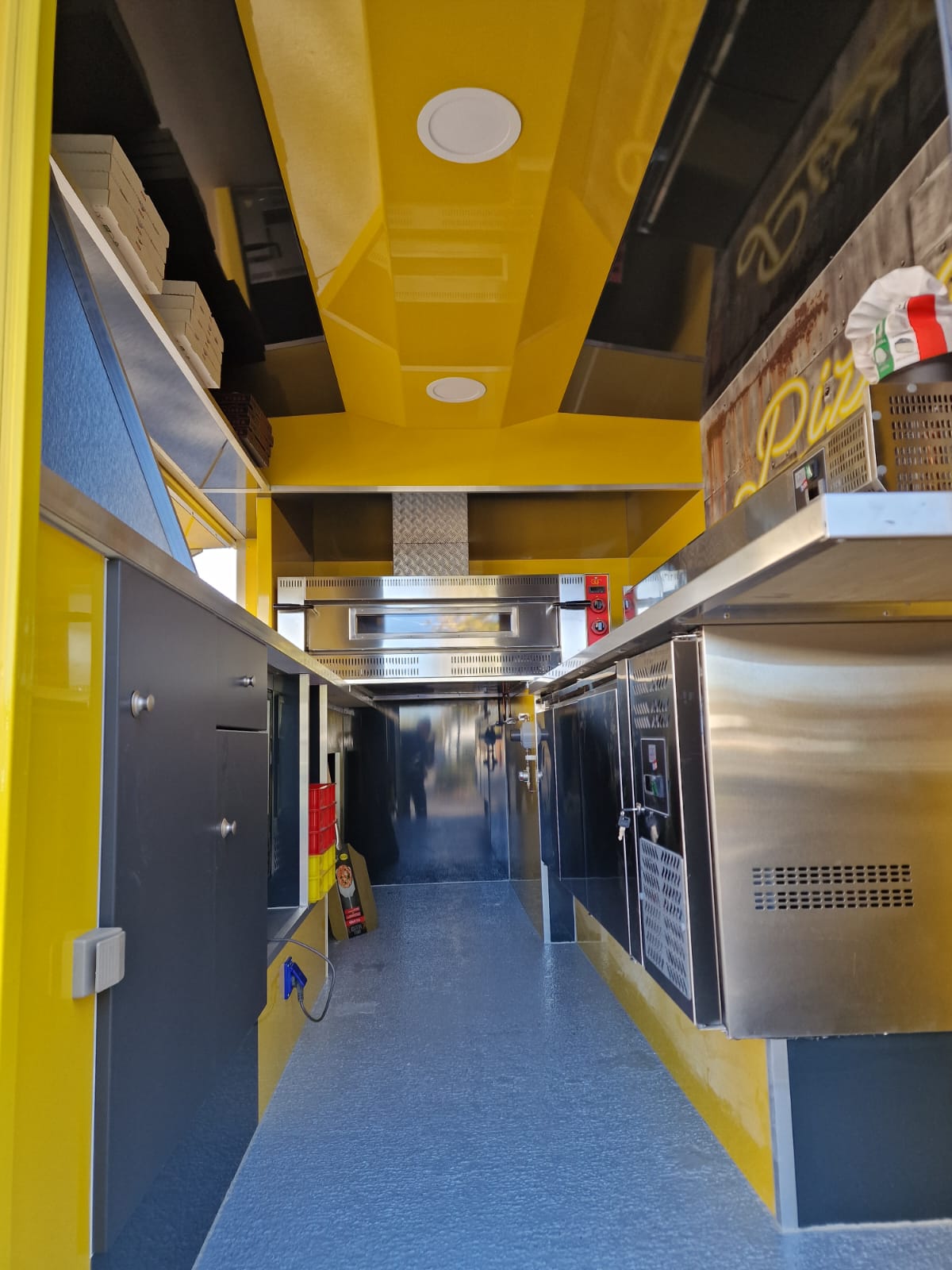 Camion Pizza Jaune : Votre Solution Mobile pour des Pizzas Parfaites au Four à Gaz