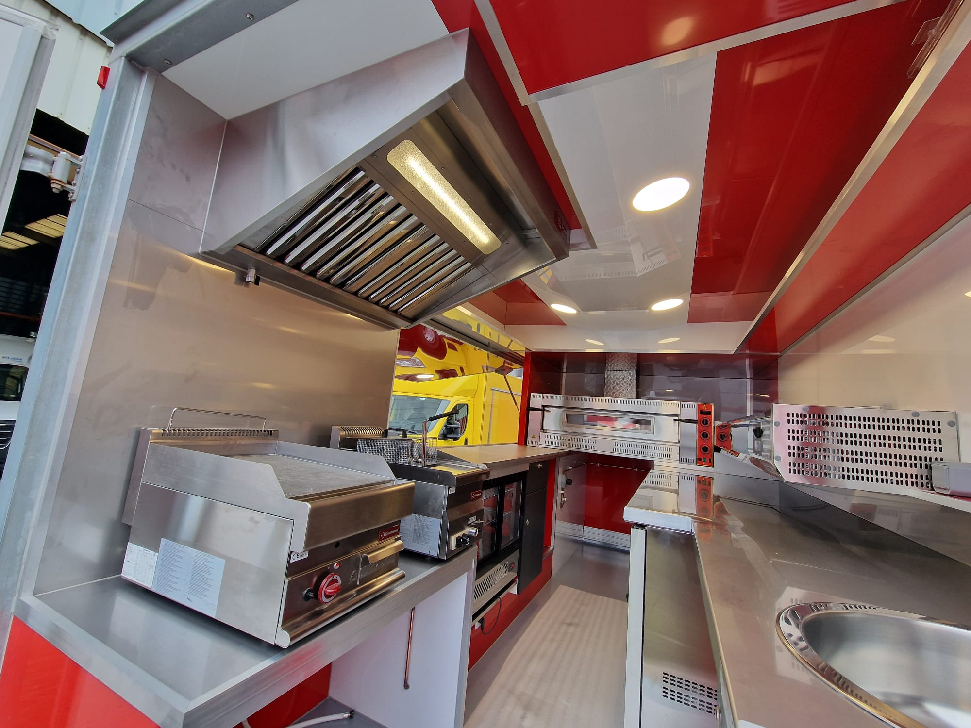 Camion Pizza Parfait : Votre Pizzeria Mobile, Prête à Conquérir Tous les Lieux