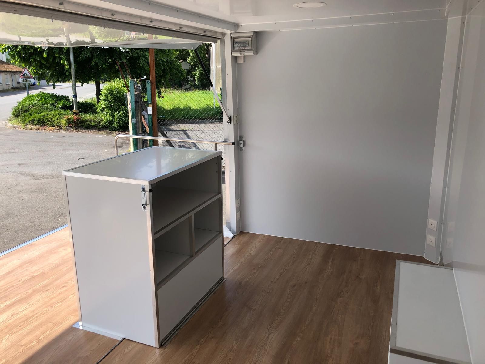 Camion podium avec bureau