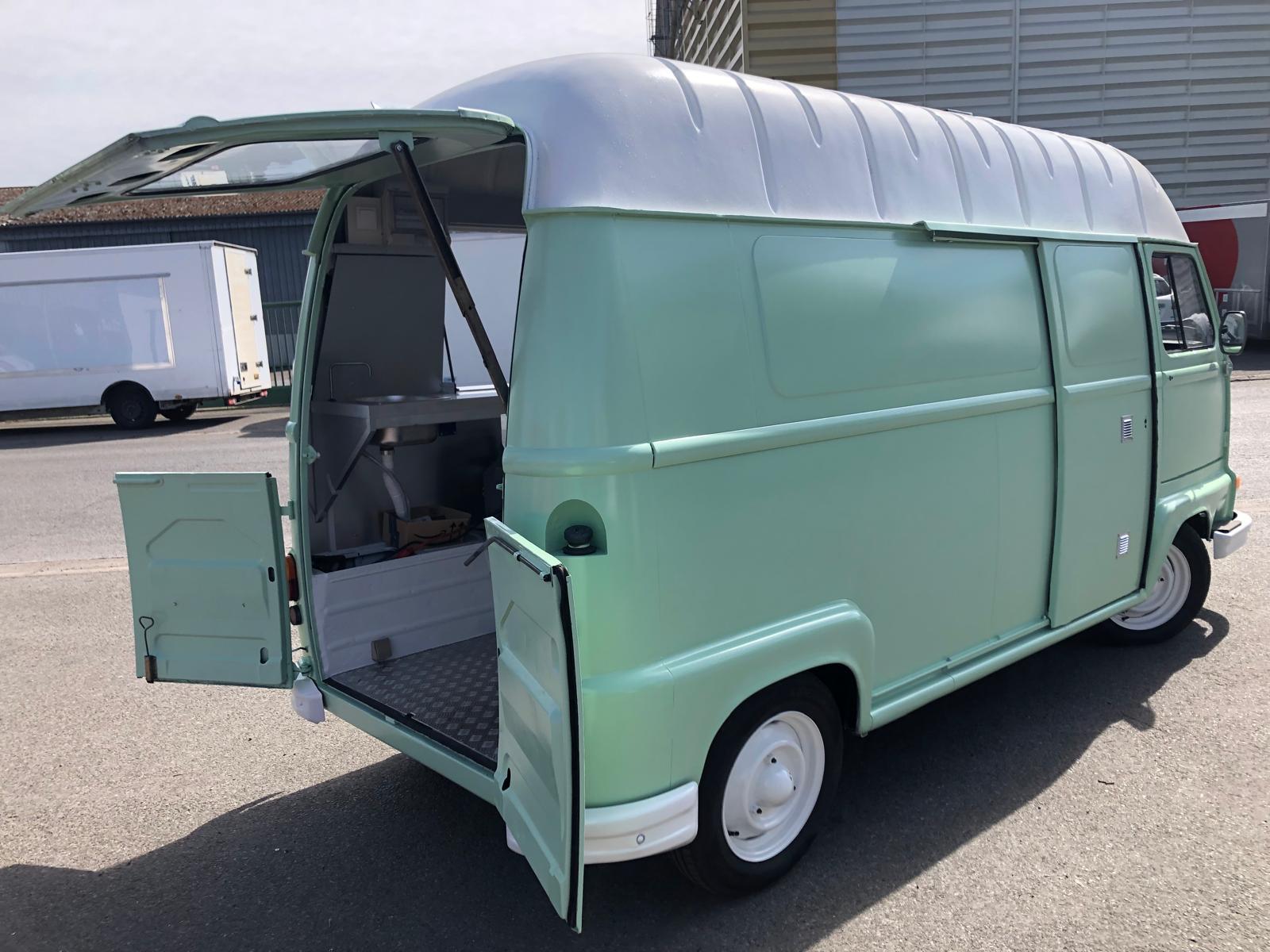Estafette RENAUT Ouverture latérale et aménagement type snacking