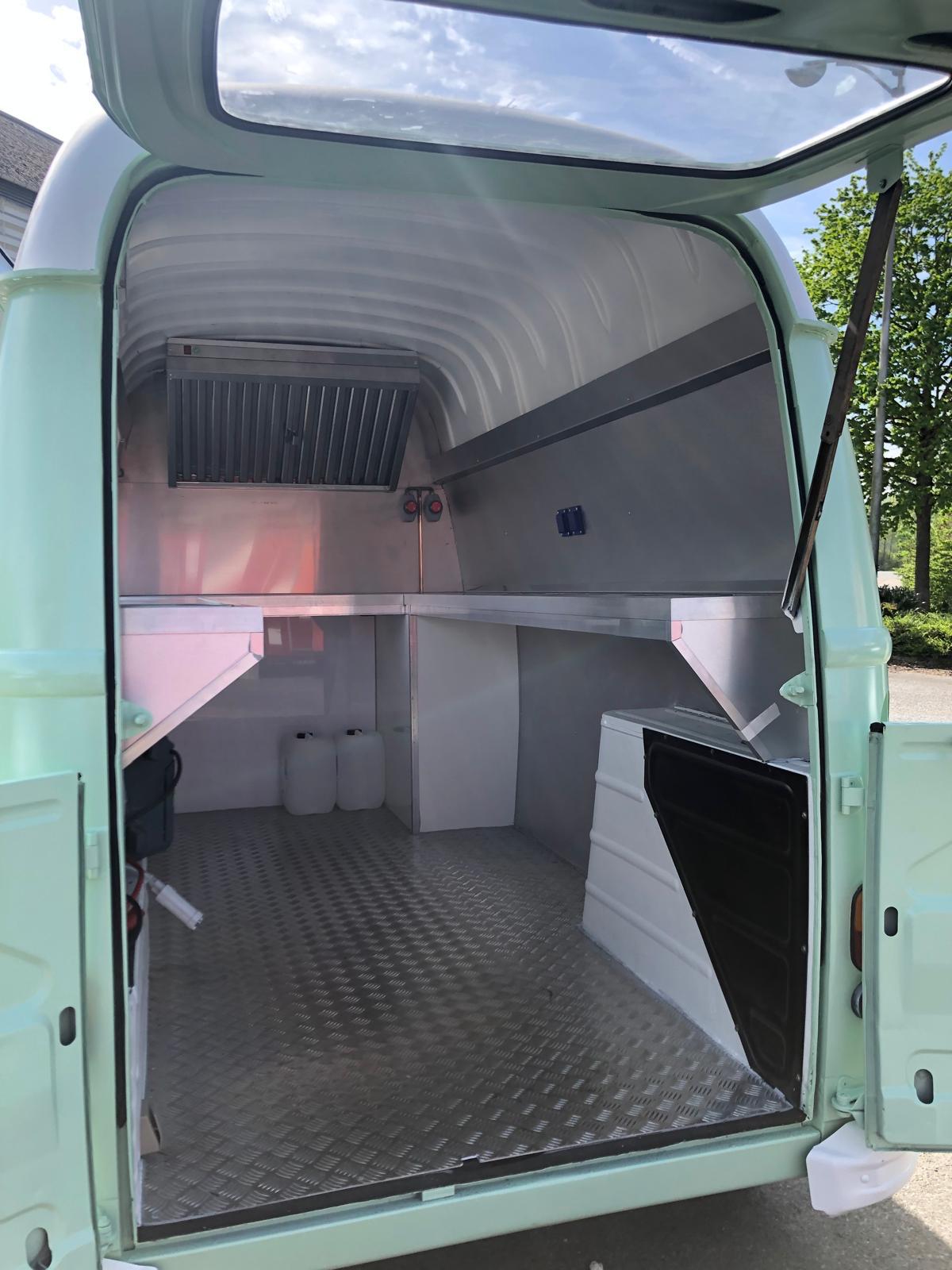 Estafette RENAUT Ouverture latérale et aménagement type snacking