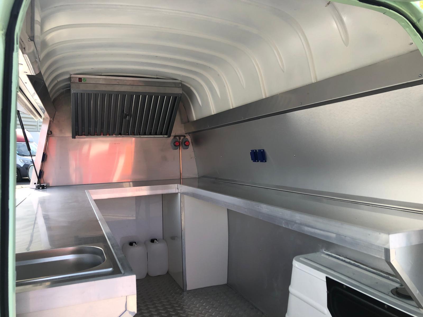 Estafette RENAUT Ouverture latérale et aménagement type snacking