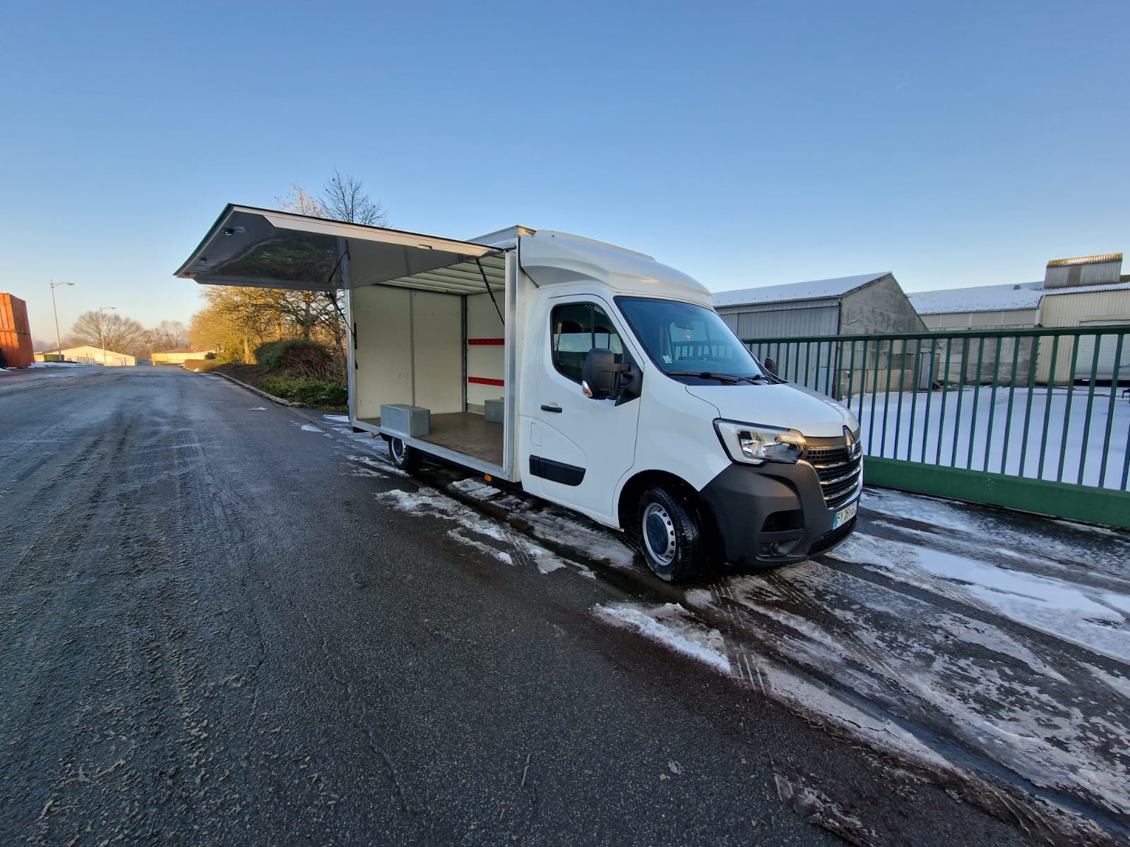 Camion mobile vide avec ouverture latérale